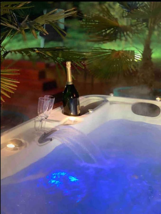 Ferienwohnung Le Jacuzzi De Marie Ll Tourcoing Exterior foto